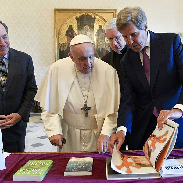 Kerry hopes pope will build momentum before U.N. climate summit