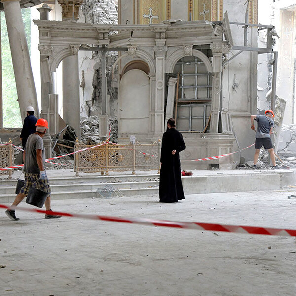 Ukraine Orthodox priests call for break with Moscow after cathedral attack