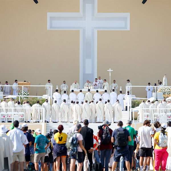 Don’t be afraid to change the world, pope tells youths at WYD closing Mass