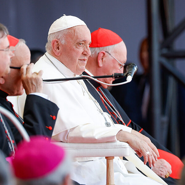 Pope shares summer reflection with Rome priests