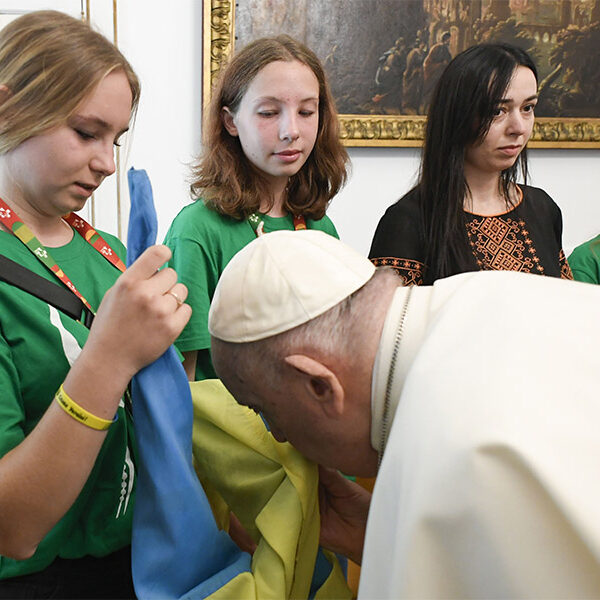 Pope meets WYD pilgrims from Ukraine, hears their stories