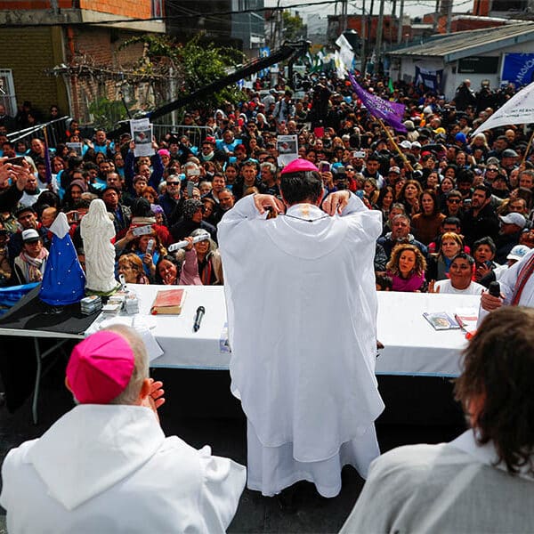 Slum priests celebrate reparation Mass after presidential candidate pours insults on Argentine pope