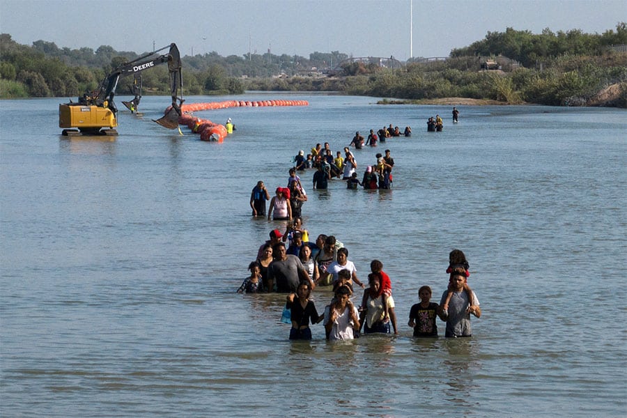 Federal judge orders Texas to remove anti-migrant buoys from the Rio ...