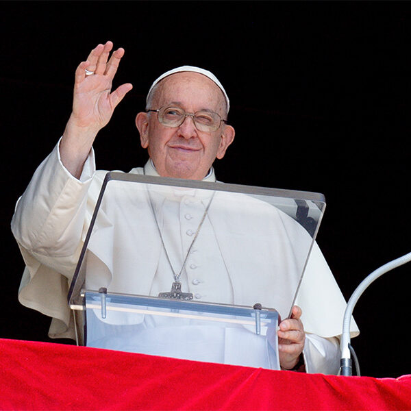Don’t spread gossip or point fingers when wronged, pope says