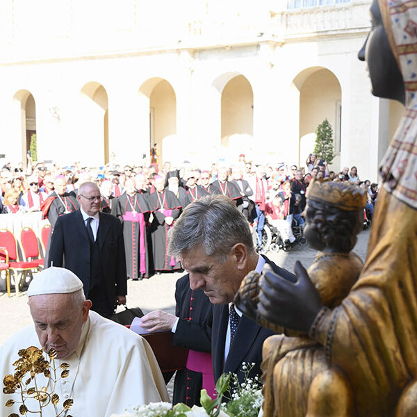 Mary shows Christians they are all brothers, sisters, pope says