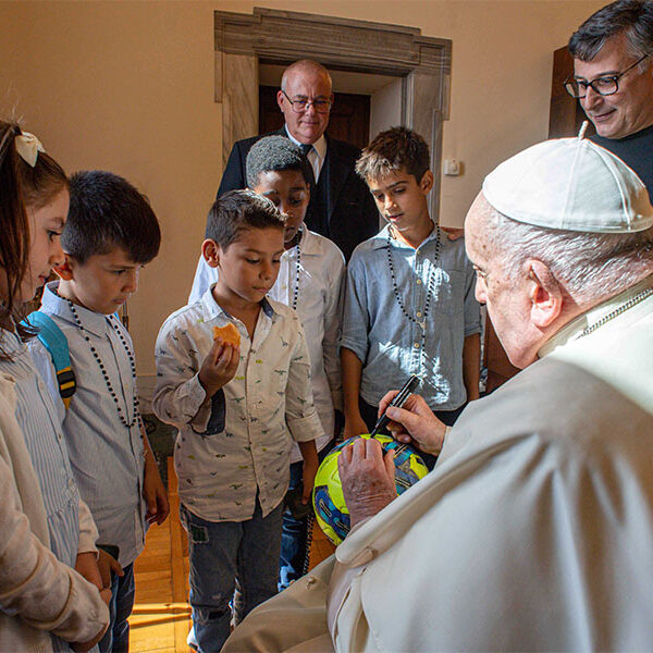 Pope writes to children about mission, invites them to Vatican in November