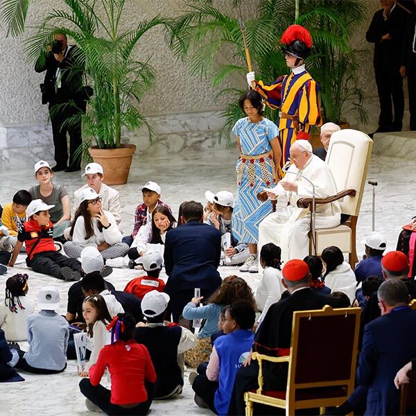 Pope encourages children to speak up, work for peace