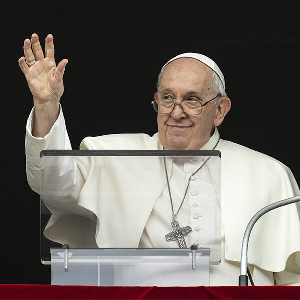 Share joy of God’s love, sow seeds of hope in world, pope tells youths