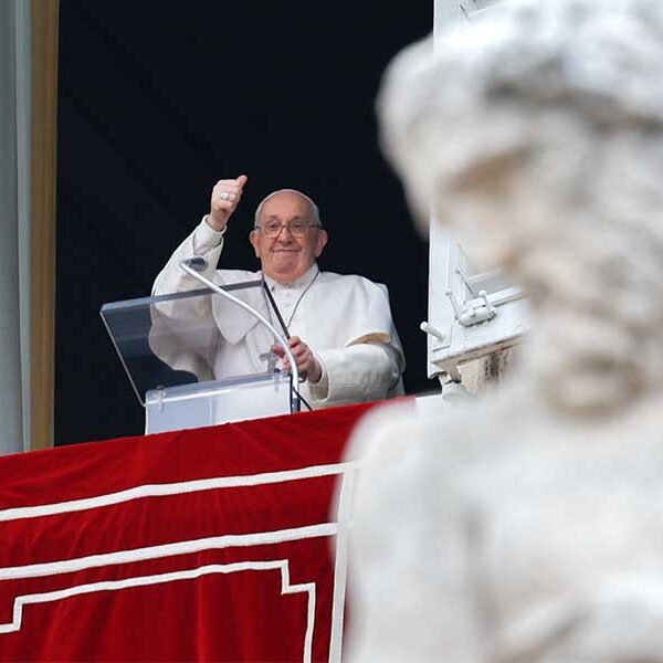 Pope encourages persecuted Christians to stay strong in their witness