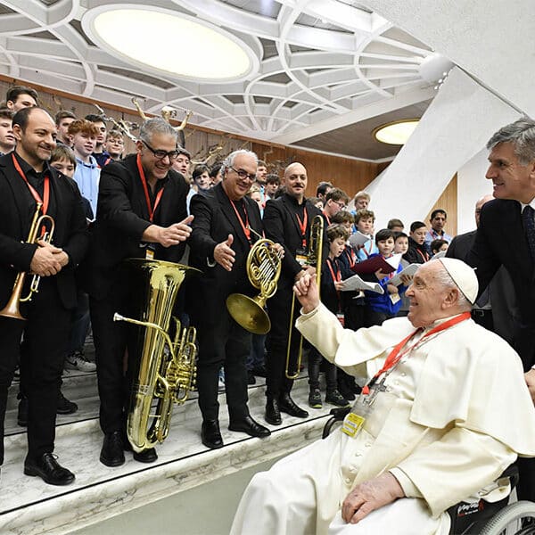 Music touches the hearts of young ‘prisoners of anxiety,’ pope says