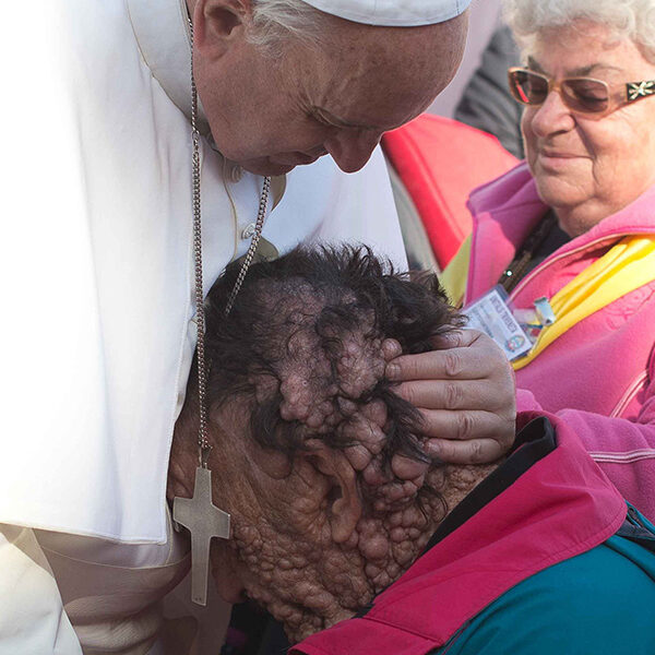 Man featured in famous photo with pope dies at 58