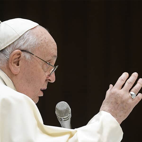 War represents defeat, madness, pope says, calling for prayer