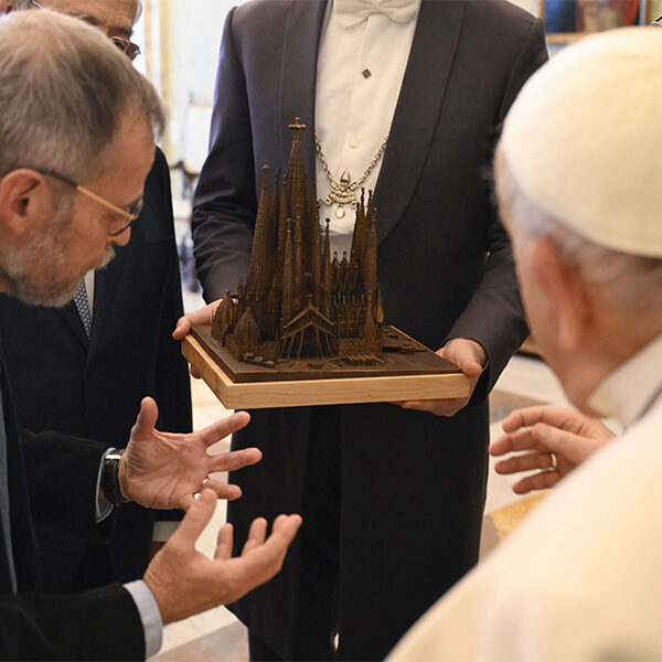 Pope asks Sagrada Família foundation to make prayer a priority