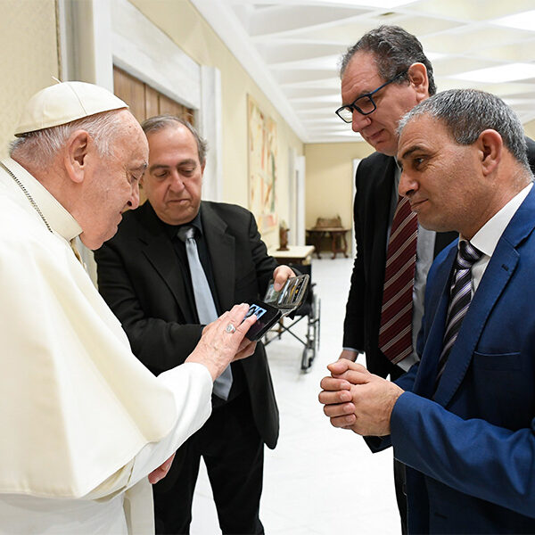 Pope praises friendship of grieving Israeli, Palestinian fathers