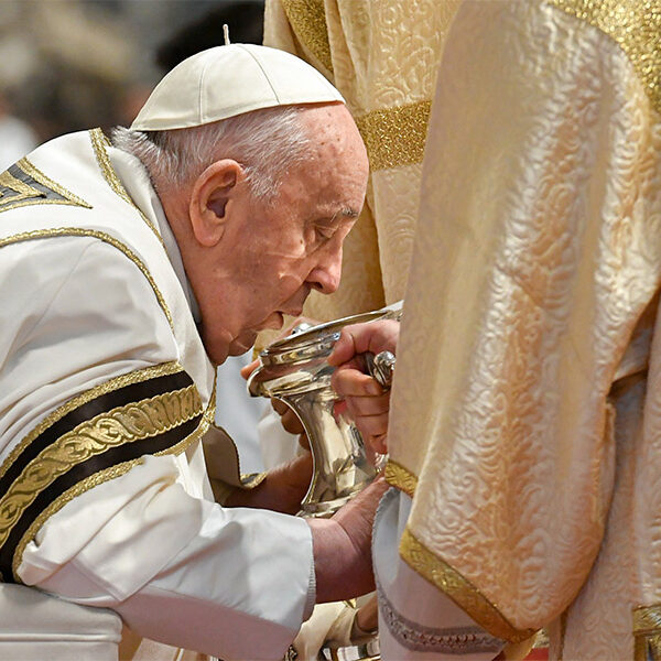 Let ‘tears of repentance’ flow, pope tells priests at chrism Mass