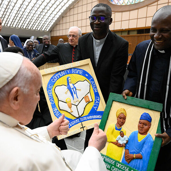 Pope asks Nigerians in Rome to be models of dialogue