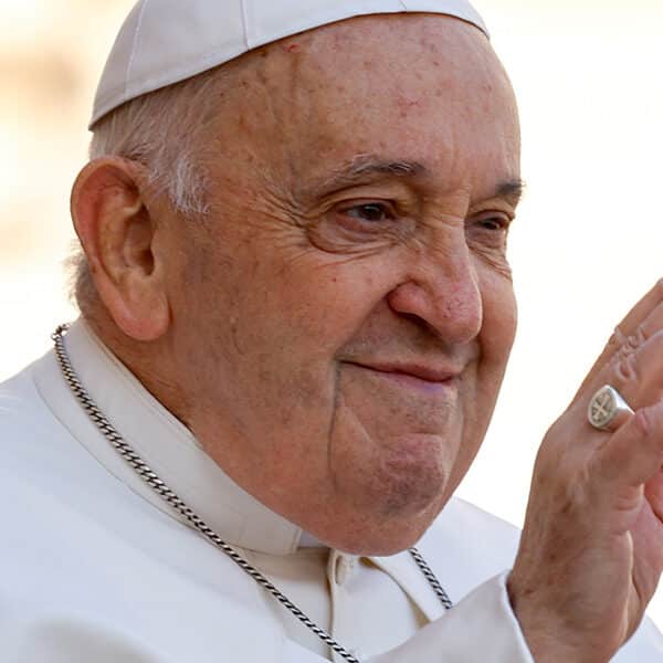 At audience, pope looks at virtue of prudence, prays for peace