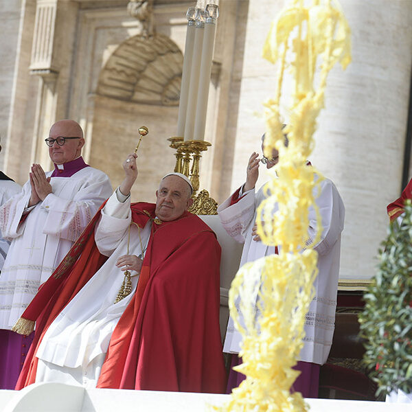 On Palm Sunday, pope prays people open hearts to God, quell all hatred