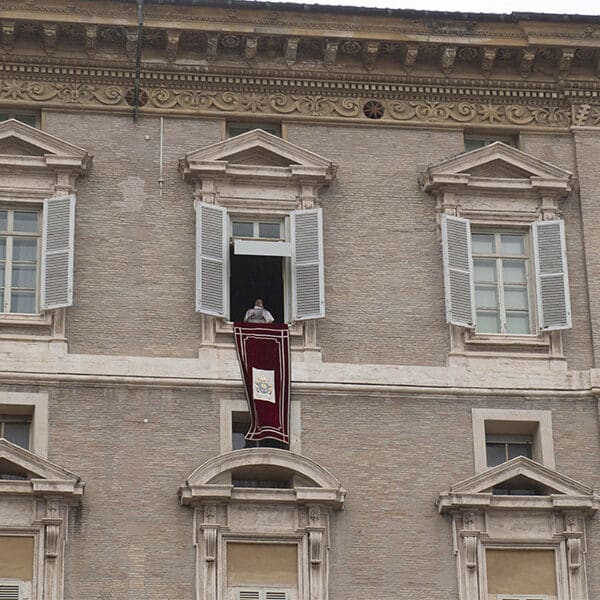 Pope calls for the ‘courage of the white flag,’ negotiation, in Ukraine