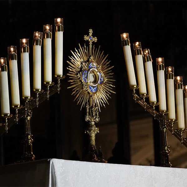 8 things to do during Eucharistic adoration