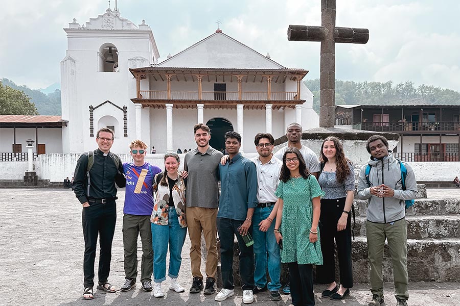 Estudiantes católicos de la UMBC se sumergen en el servicio durante misión en Guatemala