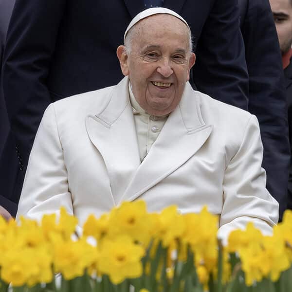 Righteous people work for the good of all, pope says