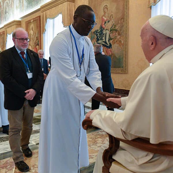 Pope urges brothers working with youth to bring them hope