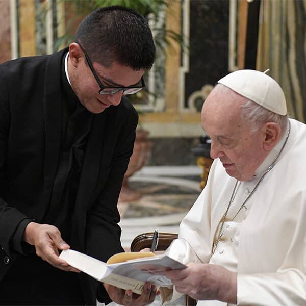 Pope tells priests: Be icons of Christ, wipe tears like Veronica