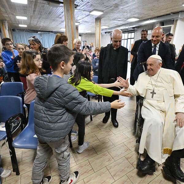 Pope turns Rome catechism class into ‘school of prayer’