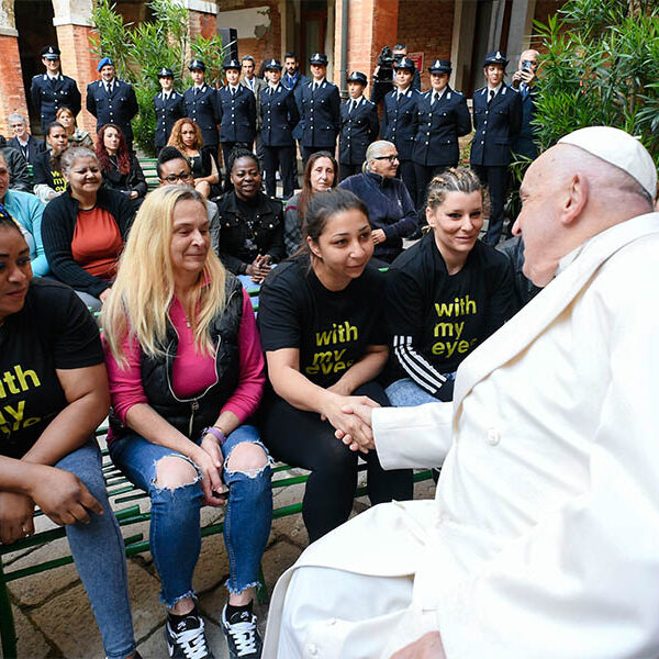 Pope praises artists, encourages prisoners to never lose hope