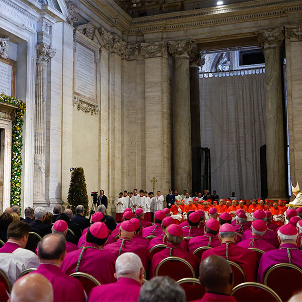 Proclaiming Holy Year, pope says it is time to strengthen and share hope