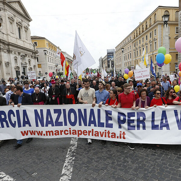 Face adversity with courage, pope tells Italy’s pro-life marchers