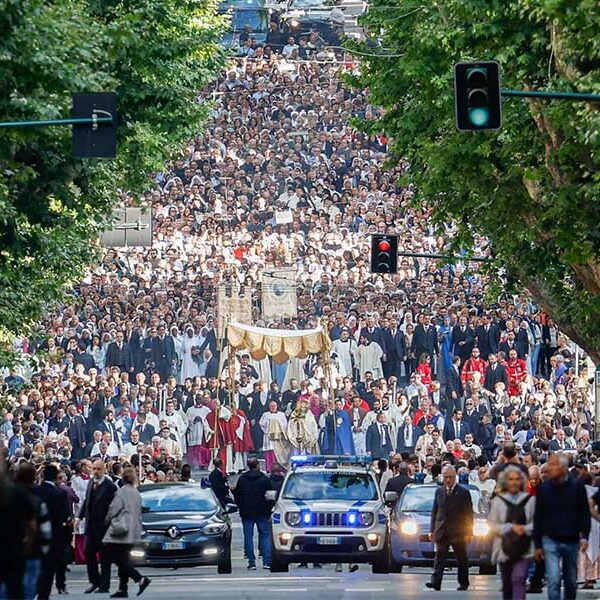 Corpus Christi procession is not sign of pride but invitation, pope says