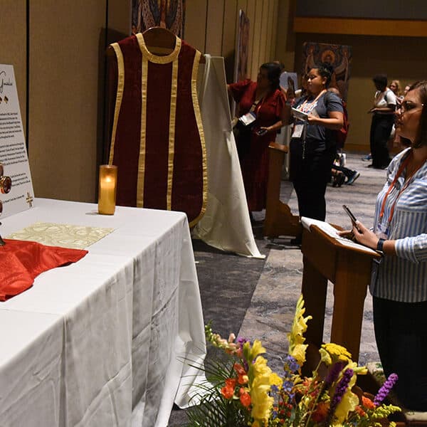 Despite long wait, chance to venerate saints’ relics offers ‘graces’ for congress-goers
