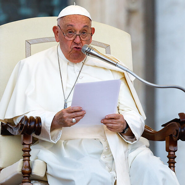 Pope: Jesus’ presence in Eucharist helps faithful be truly present for others