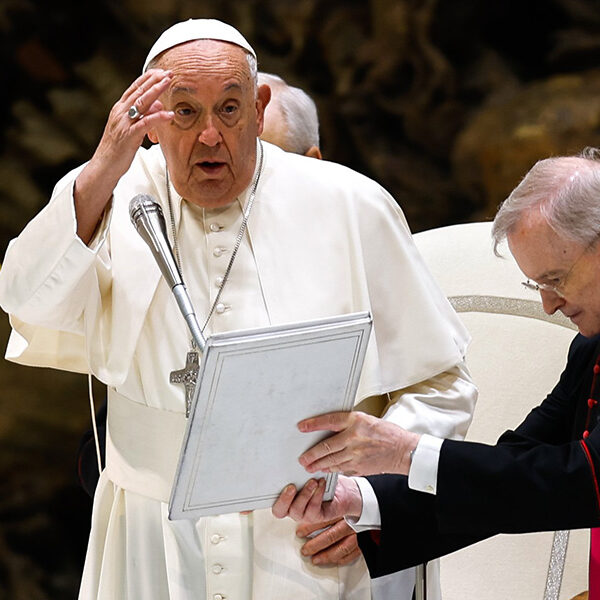 Adoring, receiving Eucharist makes Christians into missionaries, pope says