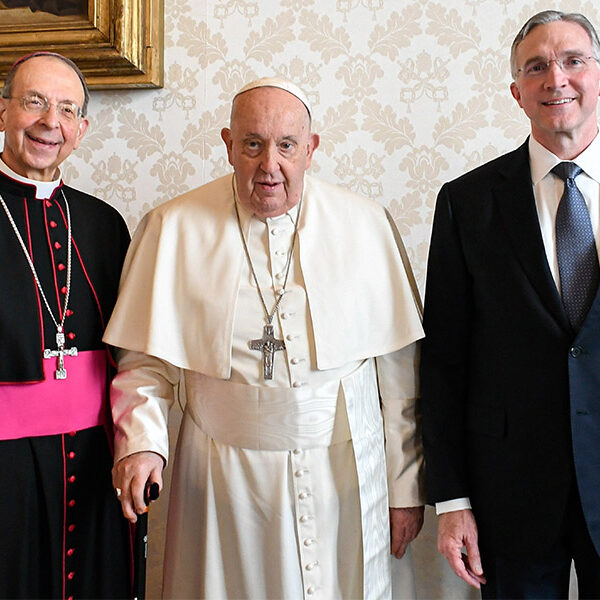 Pope thanks Knights of Columbus, asks them to keep praying for peace