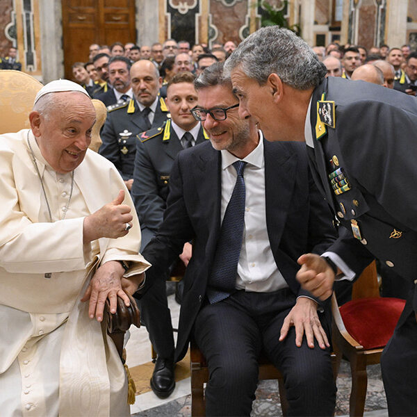 Pope asks police to be examples of moral integrity, charity, respect