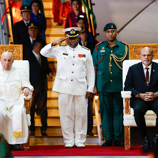 Pope receives warm nighttime welcome to Papua New Guinea