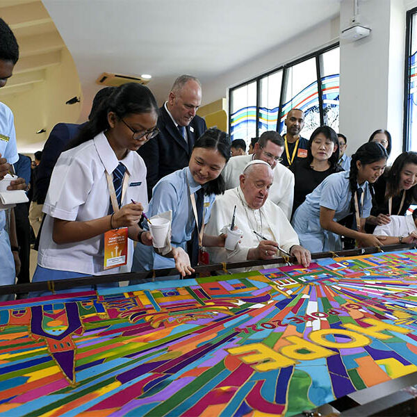 Pope encourages Singapore’s young to cultivate unity amid diversity