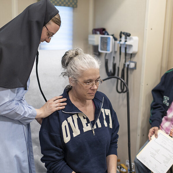 Woman religious who as physician treats Tennessee’s uninsured receives Lumen Christi Award