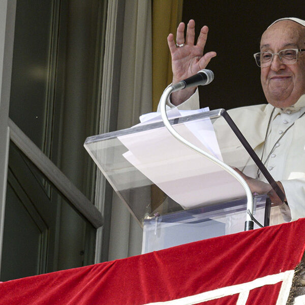 Love is beautiful when lived generously, pope says at Angelus