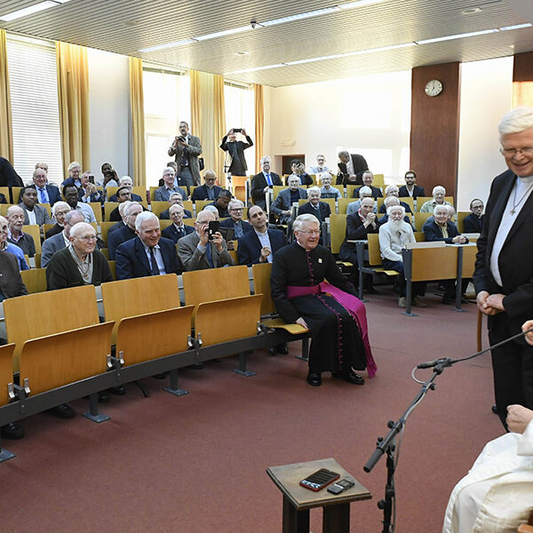 Evangelize with simplicity, prayer, dialogue, service, pope tells Jesuits