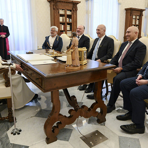 Pope meets former Israeli and Palestinian officials promoting peace