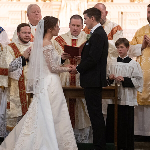 Young Catholic baker and dairy farmer fall in love at market in Minnesota