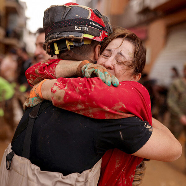 Thousands of volunteers arrive to help with cleaning, other tasks after tragic flood in Spain