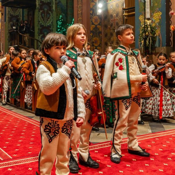 Little highlanders from Poland win the internet with their midnight Mass caroling