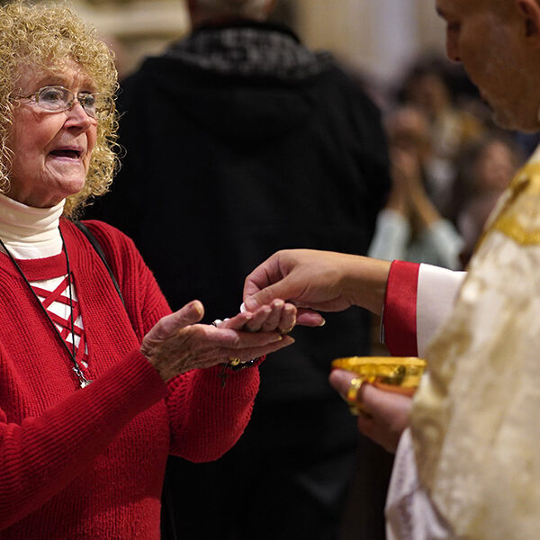 Cupich: Standing, not kneeling, for Communion a ‘powerful symbolic expression’