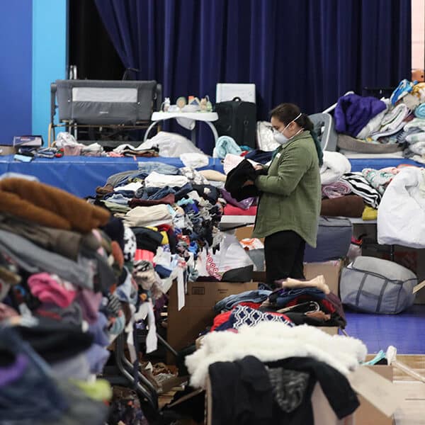 Celebrity food trucks and prayers: Pasadena’s fire refugees get help in many forms