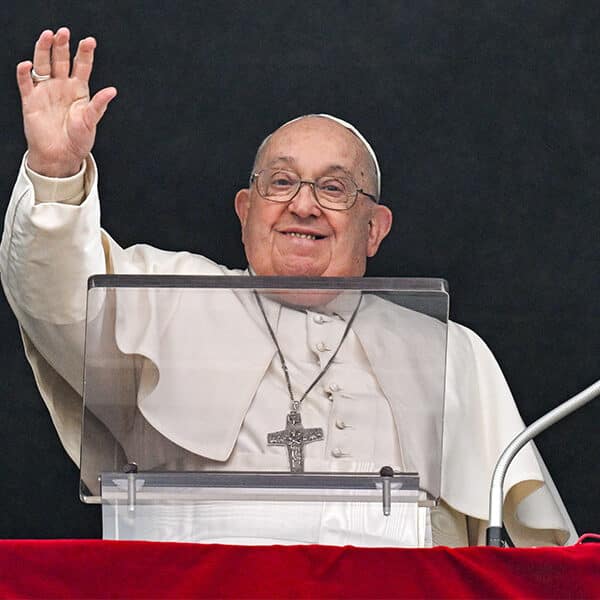 Christ’s birth brings light to a troubled world, pope says